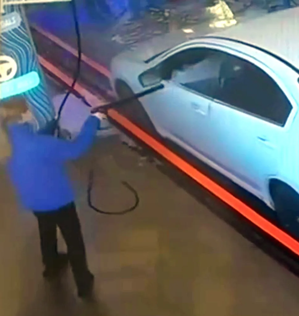 Teen car wash employee retaliates after lemonade thrown at her